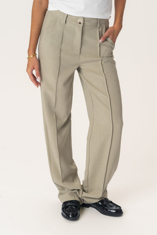 SignatureIC Bügelfaltenhose (Preorder del. week 35) - Staubiges Beige